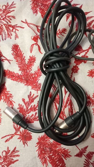 Шнури до мікрофонів!