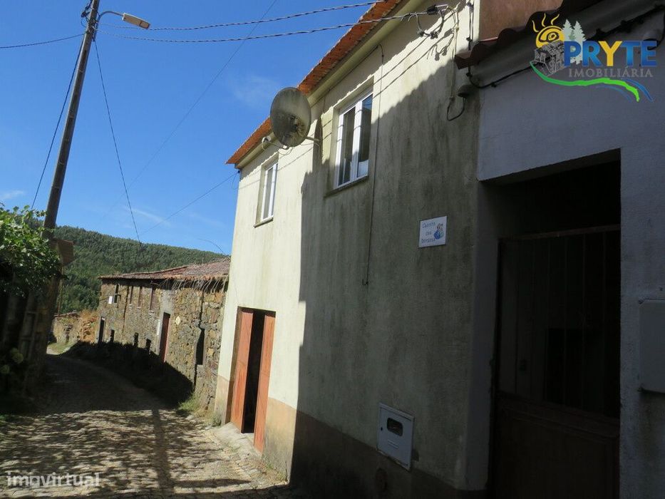 Moradia situada em Álvaro