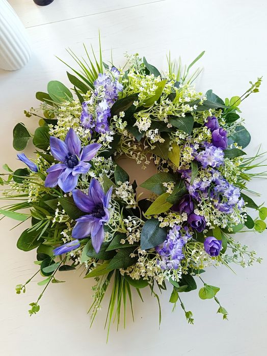 Całoroczny wianek na drzwi powojnik, bez lilak, gipsówka, eukaliptus