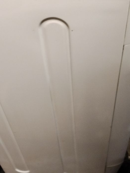 Пральна вузенька  машина  на 6 кг в  ідеальному стані