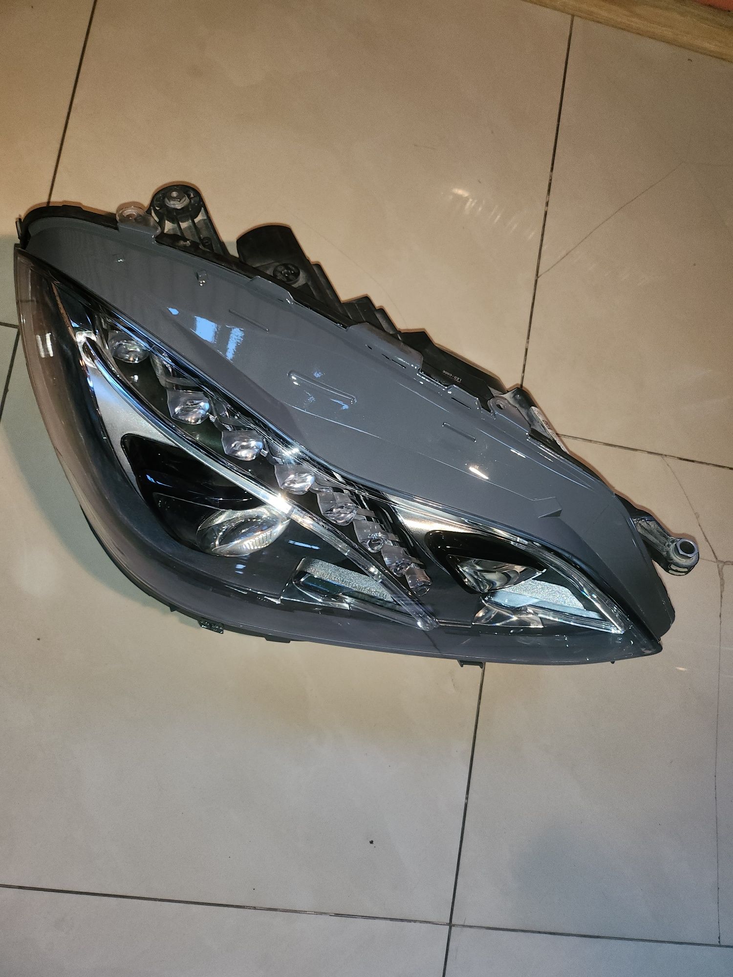 Lampa Prawa Mercedes E212 lift Ful Led ILS