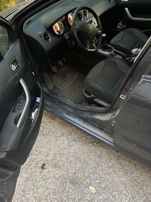 Машина пежо /308