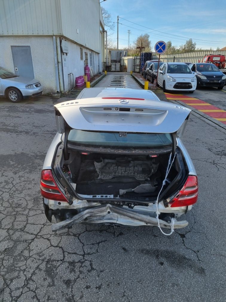 Mercedes-Benz W211 E220 CDi Classic de 2003 para peças