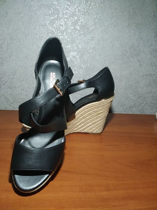 Продам жіночі босоніжки MICHAEL KORS