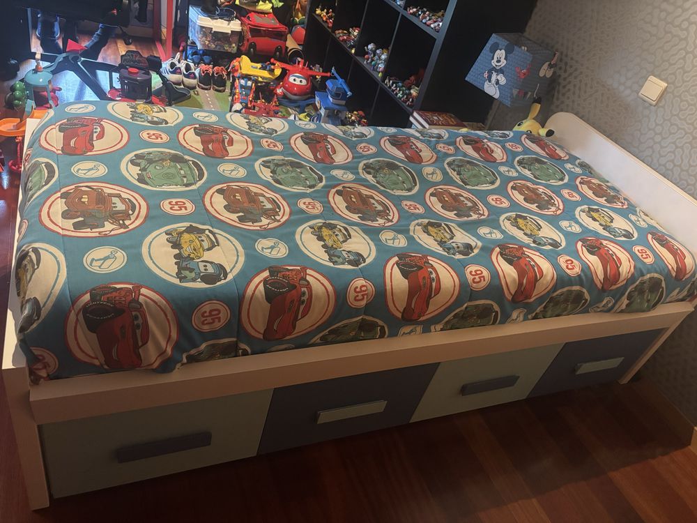 Cama e mesa de cabeceira de crianca