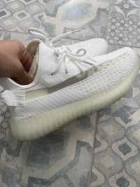 Білі кросівки