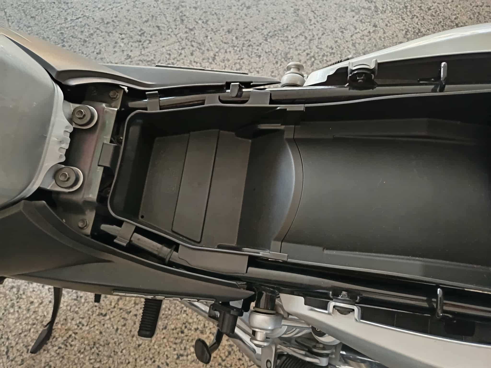 Suzuki GSX 1400 Cinza Prata - Novas fotos.