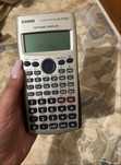 Máquina casio com capa protetora