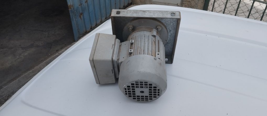 Motor elétrico trifásico Simens