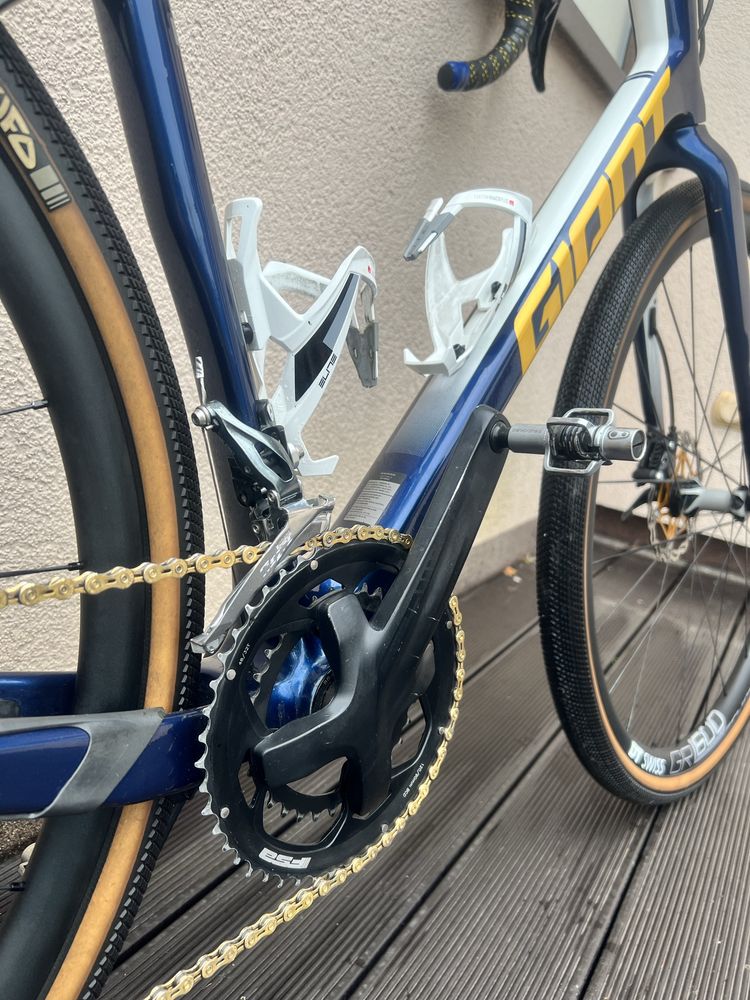 Giant Revolt Advanced gravel rama karbon DT Swiss shimano grx