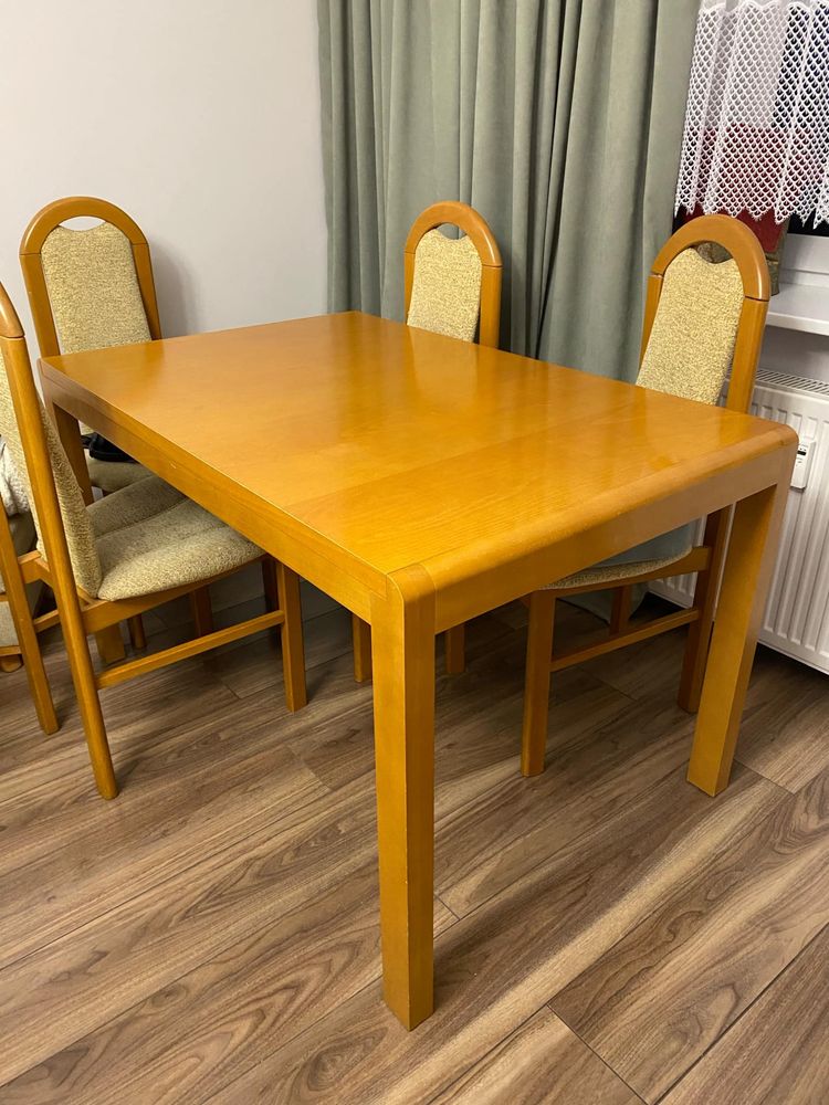 rozkładany, drewniany stół do salonu