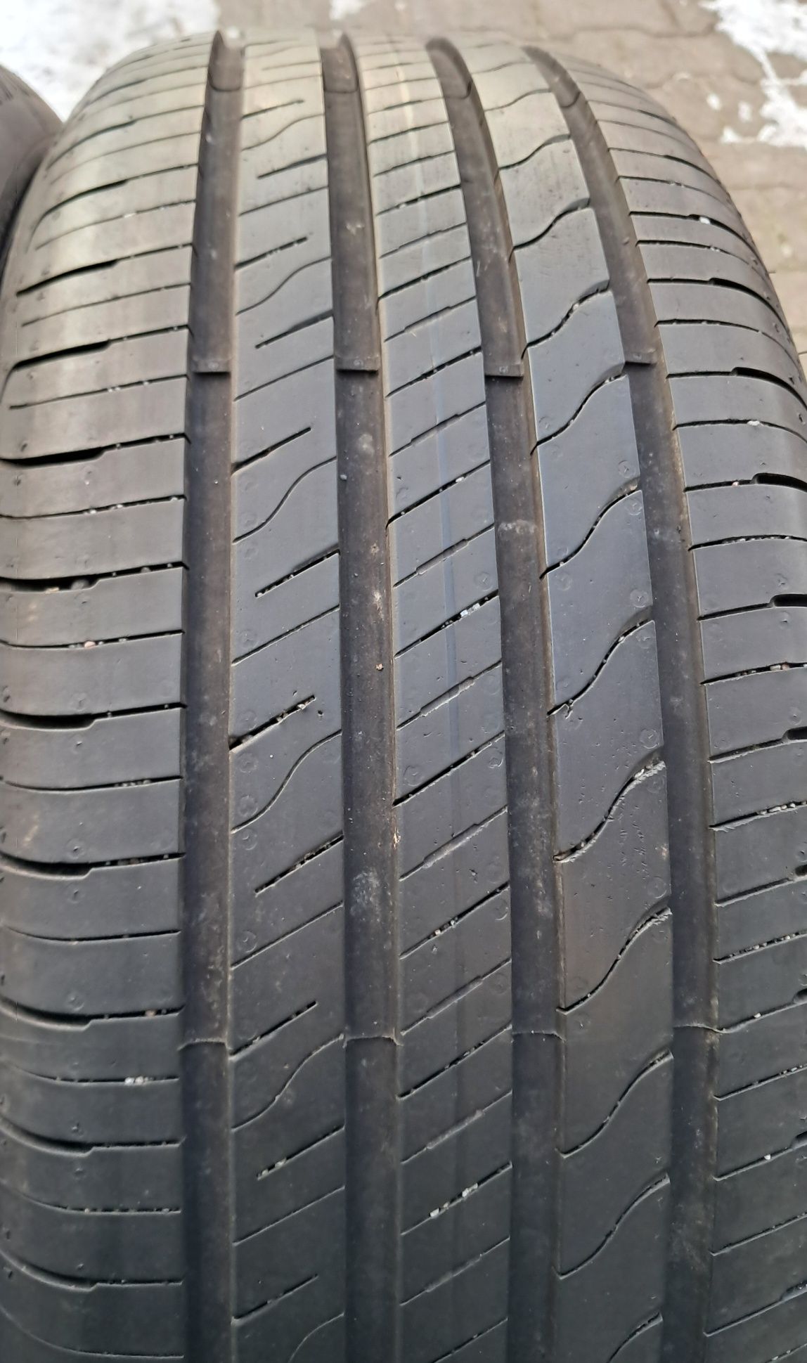 215/55R17 98W Goodyear efficient Grip performace 2