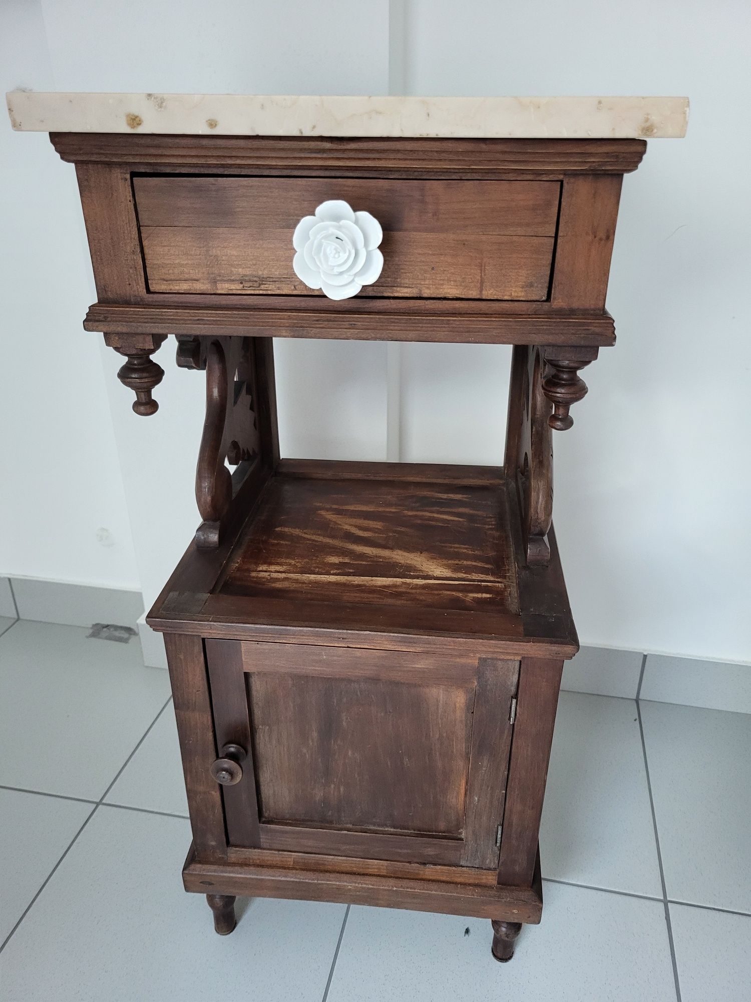 Mesa de cabeceira com tampo em mármore