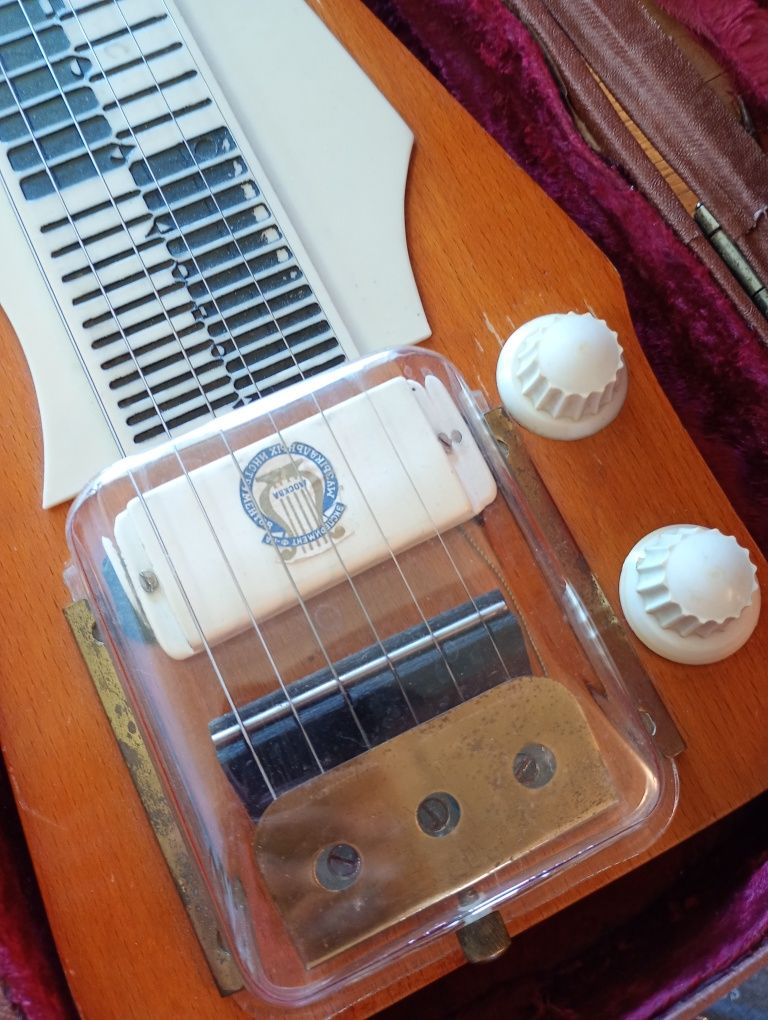 Rosyjska gitara lapsteel z lat 60.
