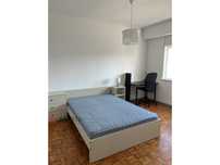 Quarto com quarto de banho privativo para arrendar na rua da Figuei...