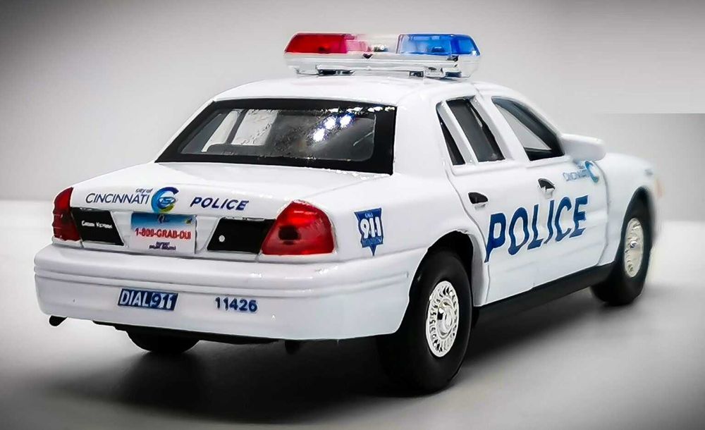 Model 1:43 Welly - Ford Crown Victoria Cincinnati Police (USA)
