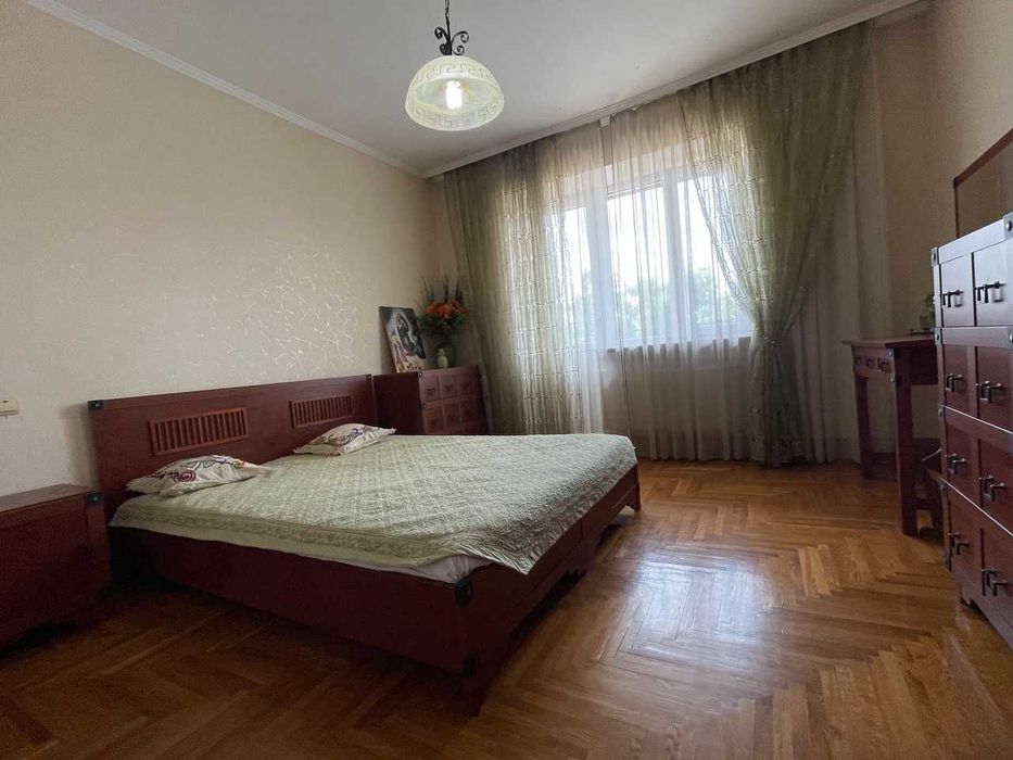 Продаж 2поверхового будинку з гаражем і ділянкою 11соток.