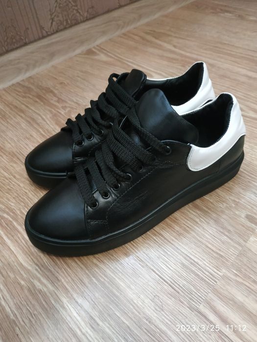 Шкіряні нові кросівки