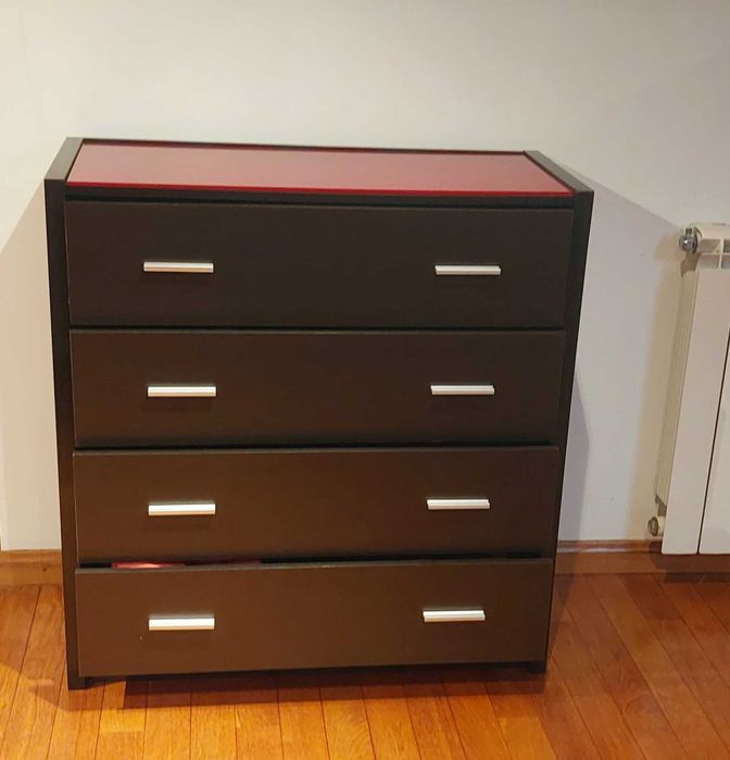 Cómoda Moderna  com quatro gavetas para arrumação