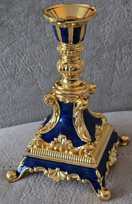Piękny bogatozdobiony świecznik złocony emaliowany w stylu Faberge.