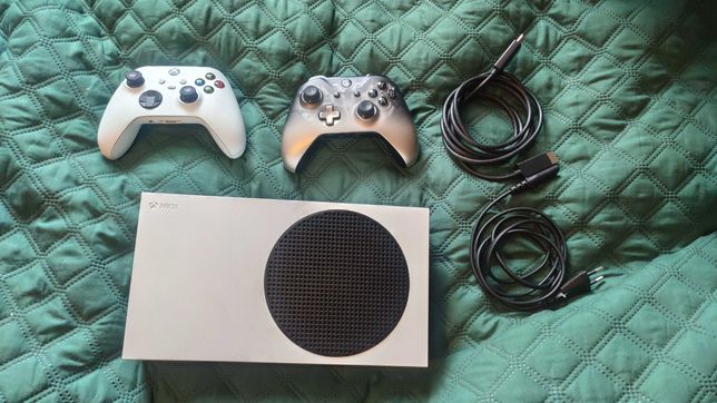 Konsola Xbox Series S + dwa kontrolery