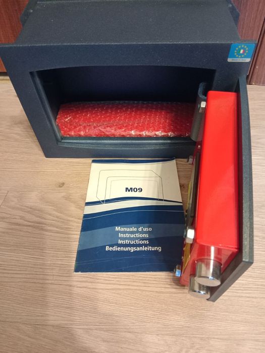 Продам  сейф в стані нового
