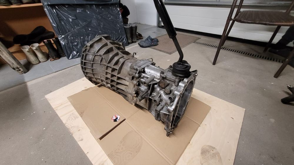 Skrzynia biegów + flansza dystansowa Nissan Patrol GR Y61 2,8 TD