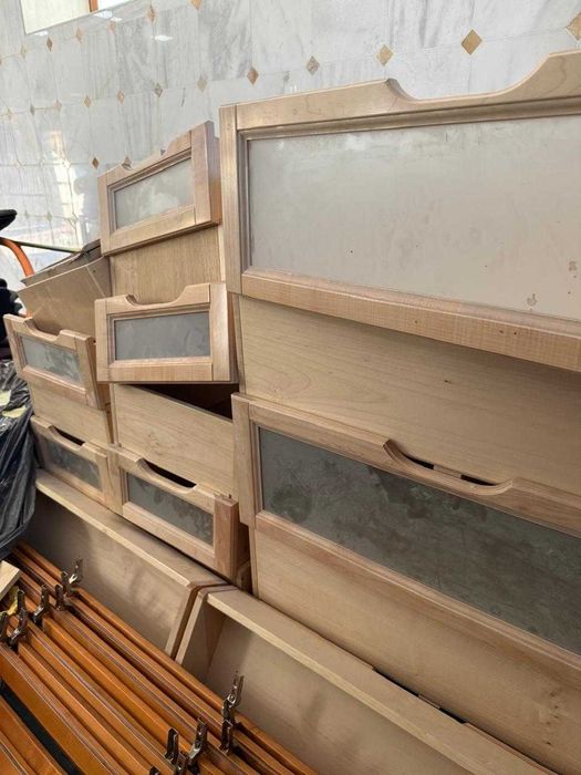 офісні меблі стільці столи тумби стелажі