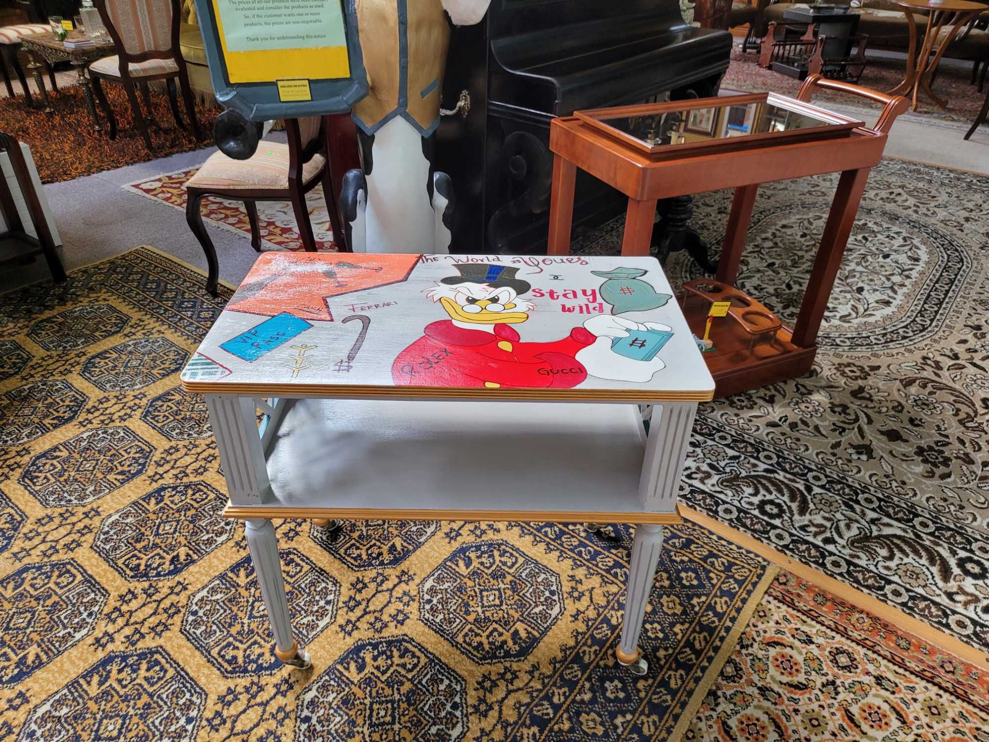 Mesa de apoio em madeira restaurada e pintada de forma p