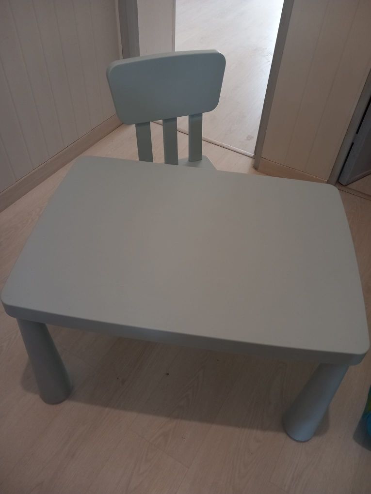 Cadeira e mesa MAMMUT (IKEA)