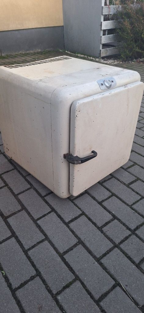 Sprzedam lodówkę z czasów PRL