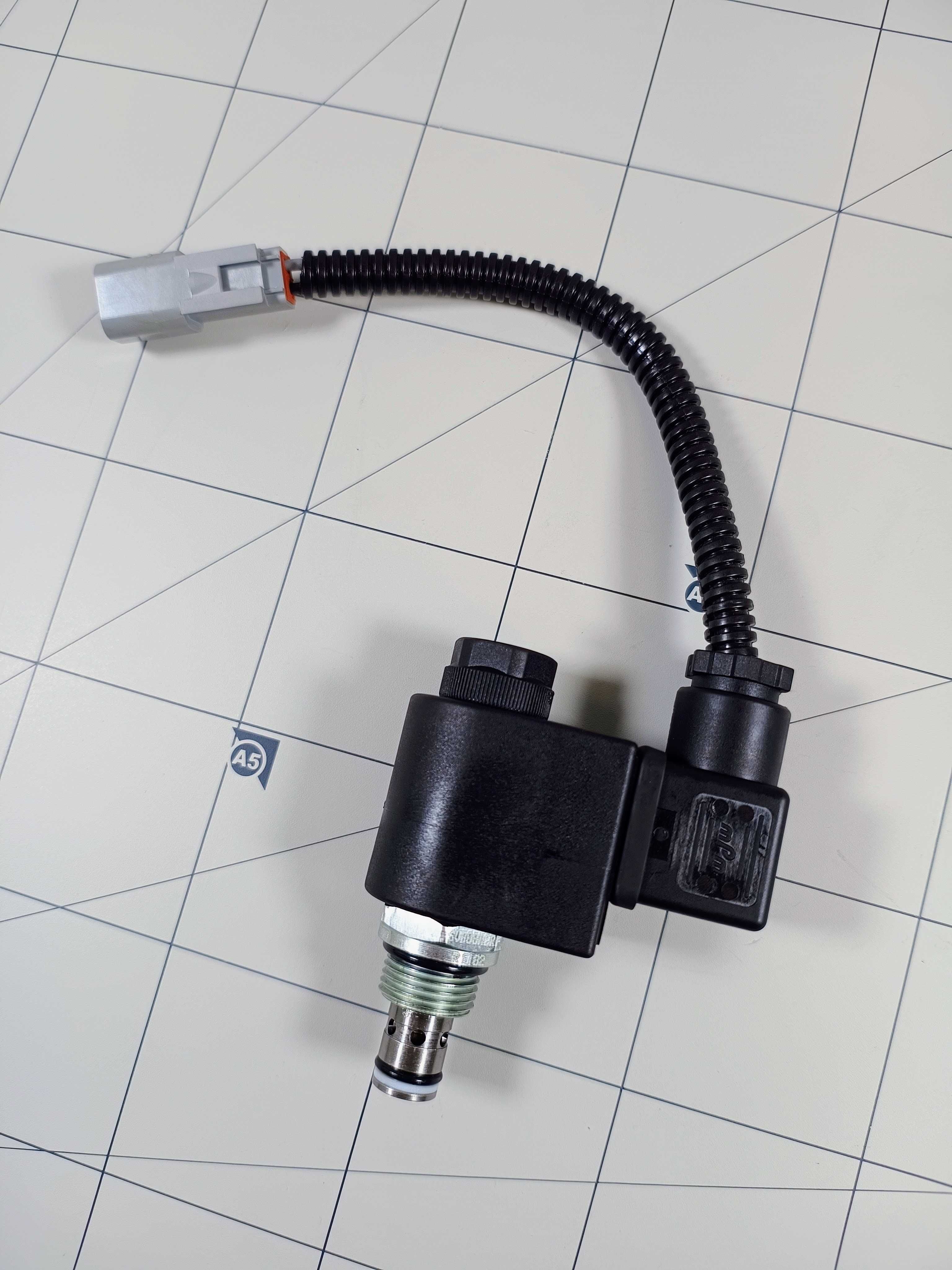 Elektrozawór blokady przesuwu CAT 428E 428F 432E 432F 434E 434F