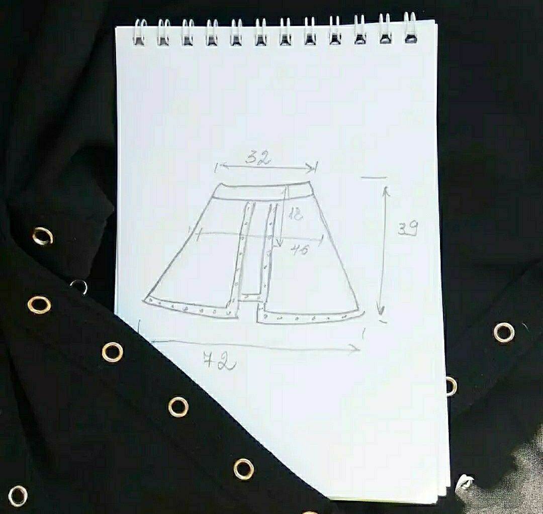 Коротка спідниця юбка чорна з люверсами з розрізом Розмір L НОВА
Корот