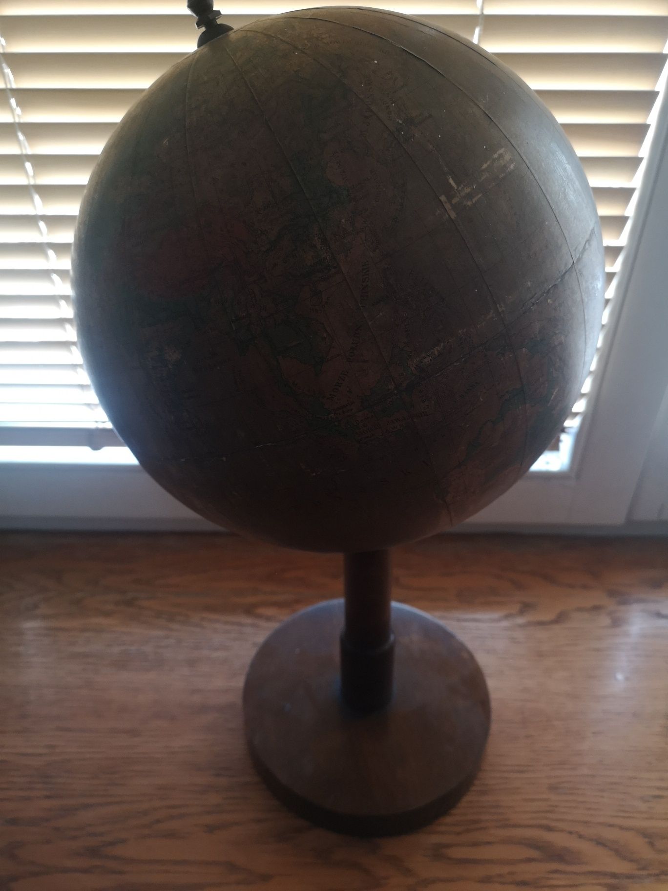 Stary globus świata do renowacji