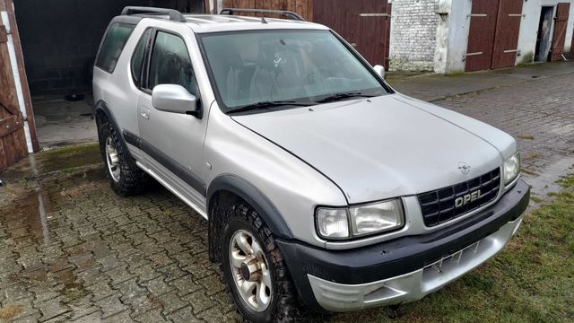 Opel Frontera B przedliftowa.