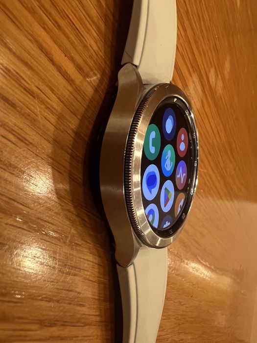 Samsung Galaxy Watch 4 Classic 46mm — Elegante, Potente e Como Novo!