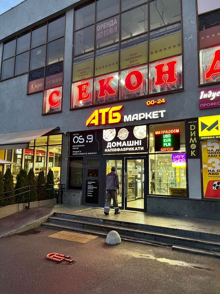 Метро Житомирская 136 Аренда фасадного топового помещения