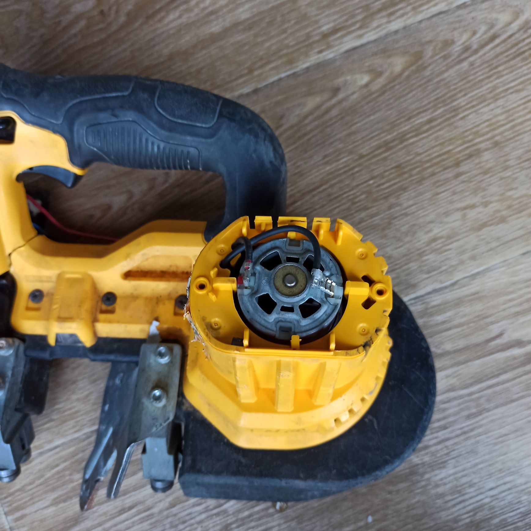 Piła pilarka taśmowa do metalu DeWALT DCS371 18V XR Li-Ion uszkodzona