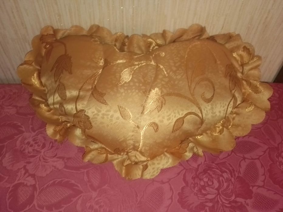 Декоративные подушки.,вешалки.