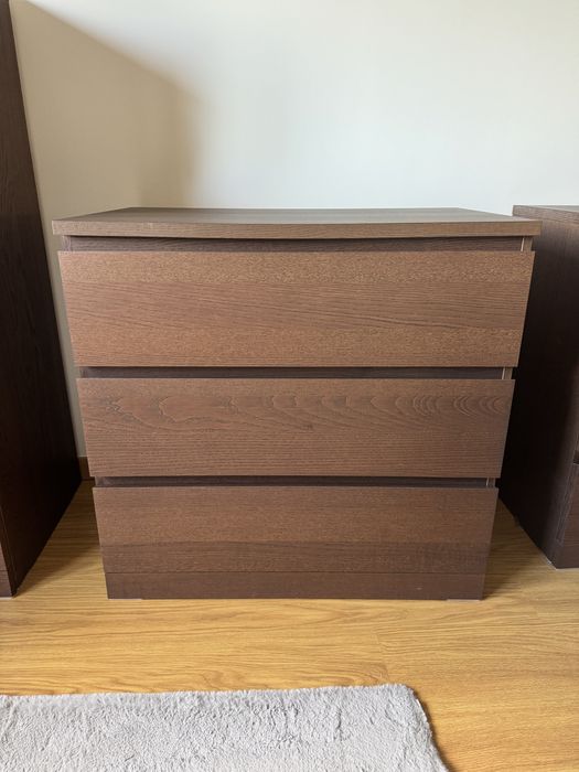 Movel castanho com 3 gavetas em bom estado