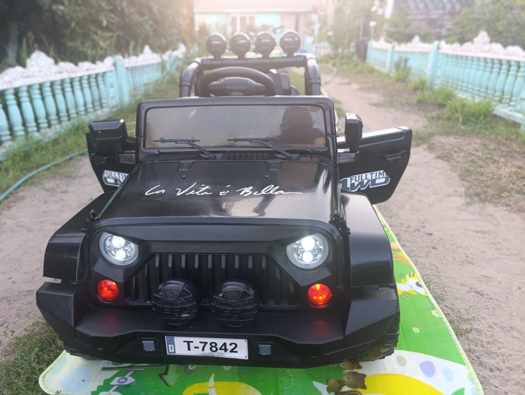 Дитячий електромобіль