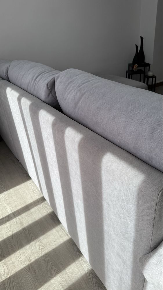 Sofa com chaise long cinza claro