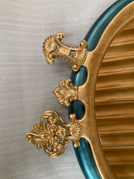 Espelho de parede em talha e folha dourada.