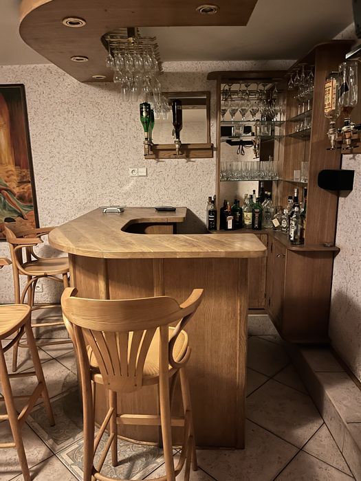 Drewniany barek na alkohol z lustrem i podświetleniem + 3 hockery