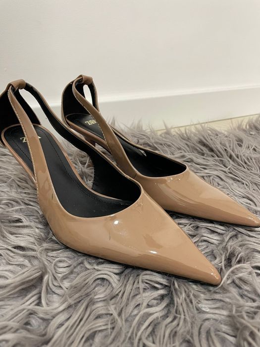 Sapato de salto, semi fechado