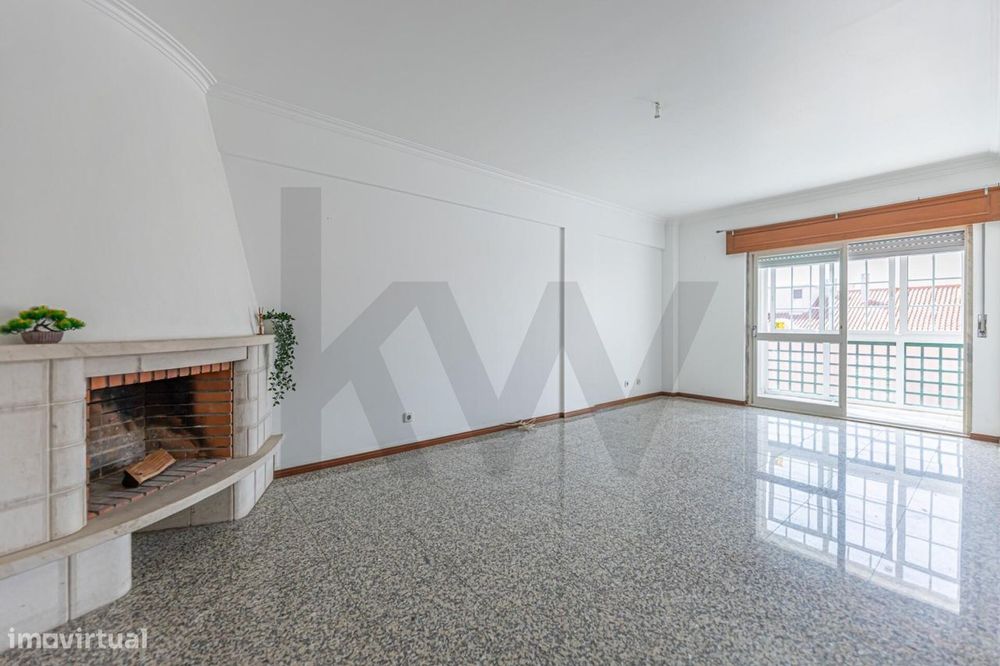 Apartamento T2 bastante Soalheiro com Parqueamento e Arrecadação