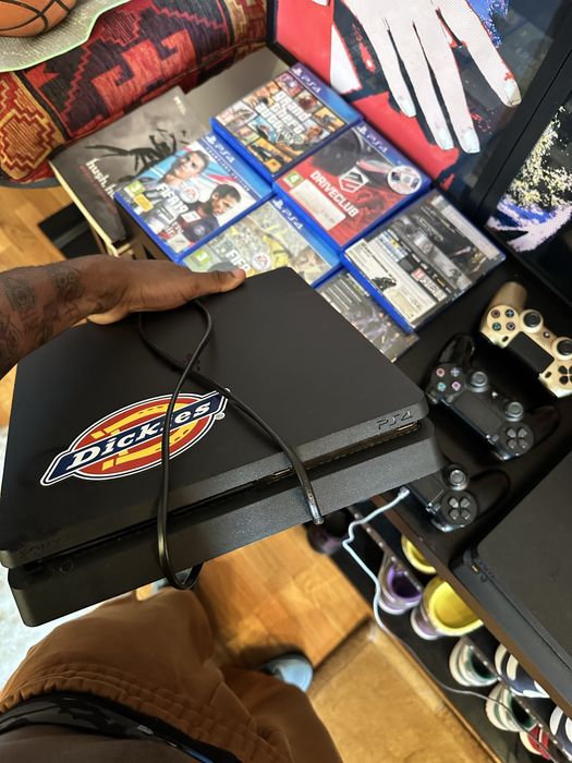 Playstation 4 slim