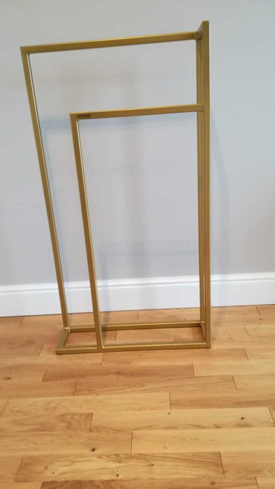 Wieszak metalowy złoty, metalowy stojący