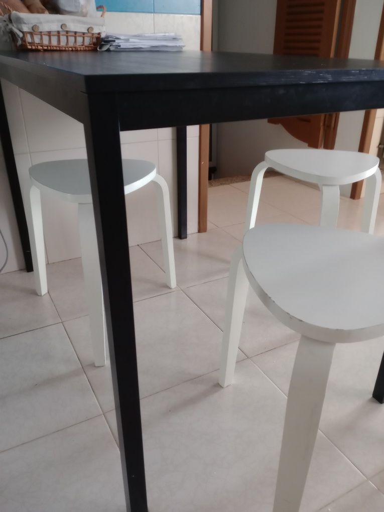 Mesa retangular IKEA +3 bancos IKEA