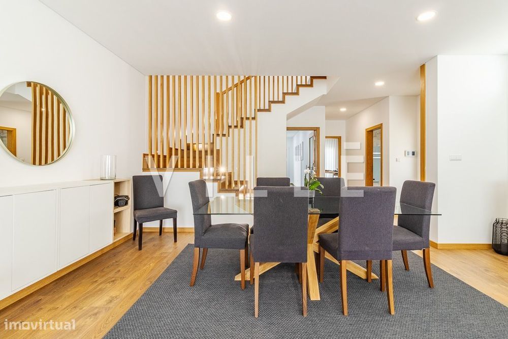 Moradia T4 de arquitetura contemporânea no Coração da Palhaça